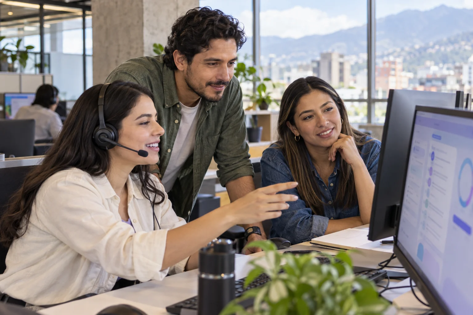 Escena ilustrativa de un equipo atendiendo clientes con tecnología